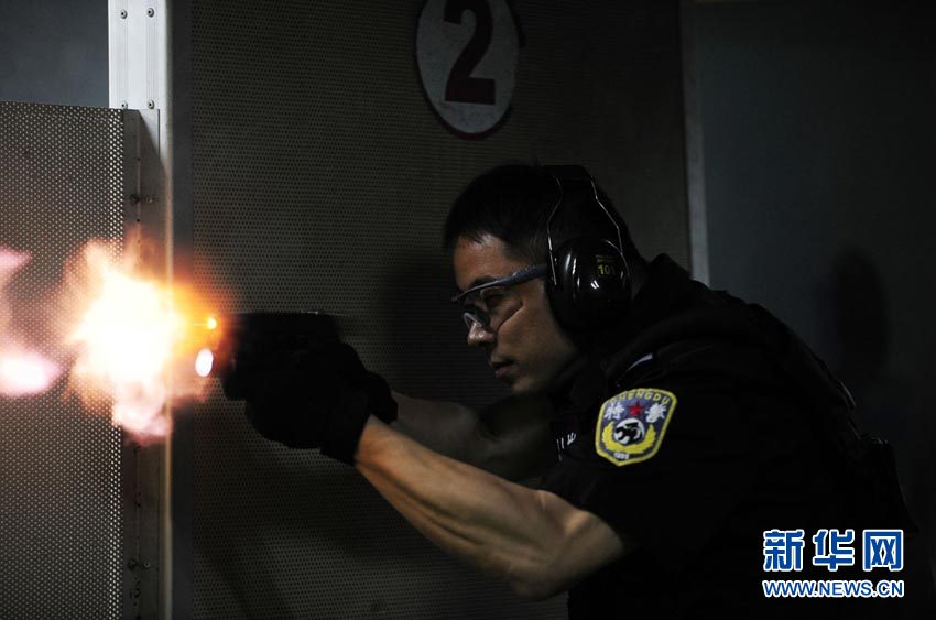 人民警察:成都特警"豹子头"--黑豹"特警队大队长宁峰