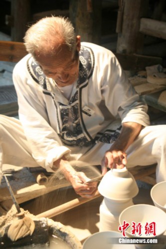 国家级非遗传承人手工制作陶瓷艺术作品(组图