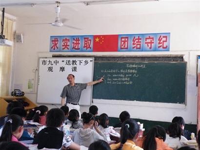 图文:鄂州市九中老师在华容区银杏中学讲课-搜