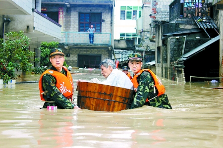 遭受严重暴雨洪涝灾害(组图)