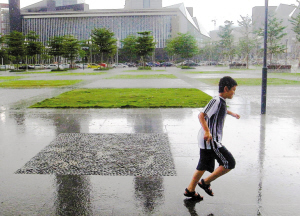 11日下午,深圳受热带风暴影响,电闪雷鸣、黑云