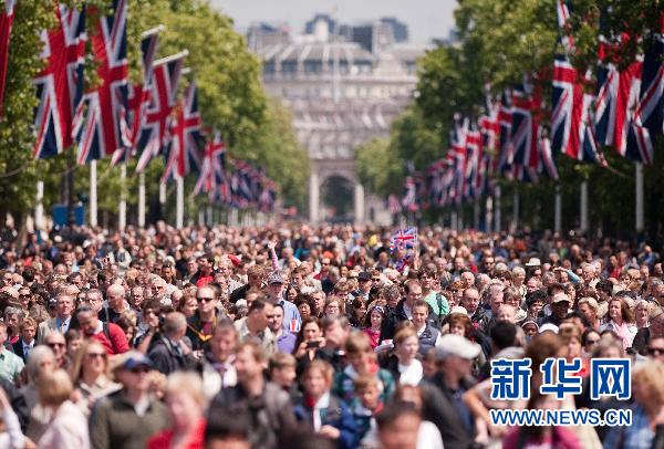 英国举行盛大游行庆祝女王生日(组图)