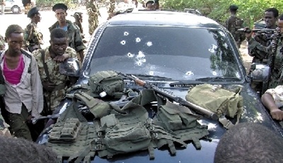 8日，索马里政府军士兵站在法祖尔和同伙被击毙时所驾驶的车辆旁。 新华社发