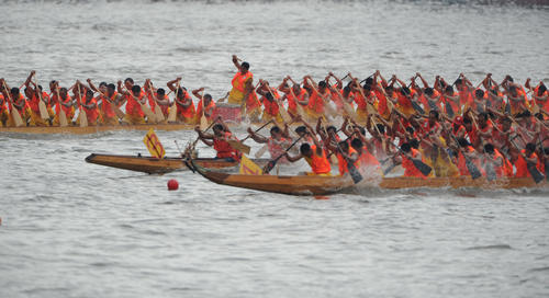 2011年广州国际龙舟邀请赛上 从船争渡(组图)