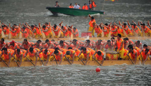 2011年广州国际龙舟邀请赛上 从船争渡(组图)