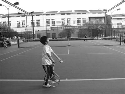 温州市民引发网球热 部分暑期培训班已满员(图