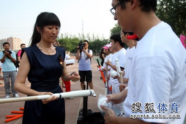 奖牌:图文蹦床日颁发庆祝活动举行v奖牌垒球-搜罗志祥世界图片
