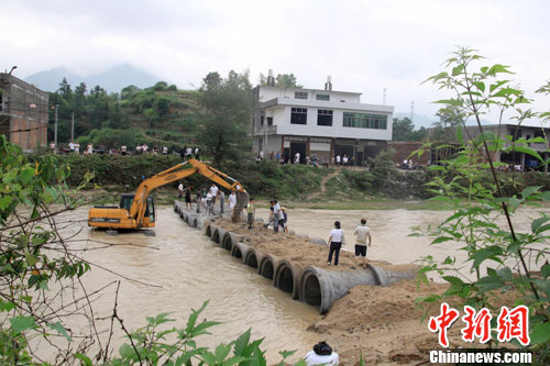 6月11日,江西修水县白岭镇下太清村灾民正在清理家中淤泥,整理水灾