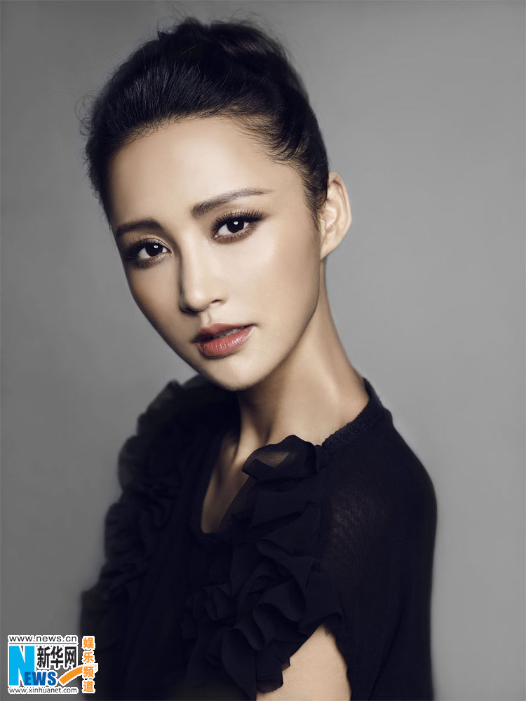 近日,演员张歆艺在受邀拍摄某杂志的写真中,以四种不同风格的形象出现