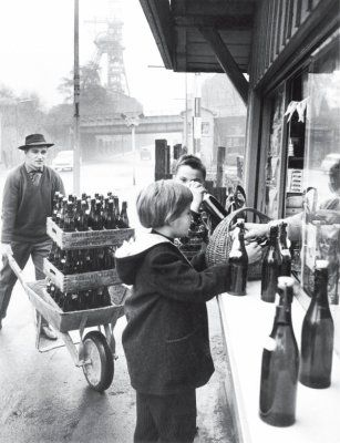 20世纪50年代买啤酒的德国小孩