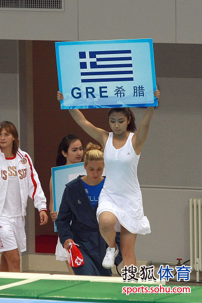 组图:女子水球联赛总决赛开幕 西班牙队员开心
