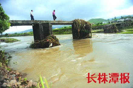 6月13日,平江县虹桥镇被洪水冲塌的桥梁.本报记者 邵骁歆 摄