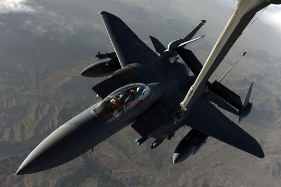 f-15e攻击鹰进行空中加油作业