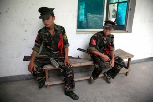 缅甸军队与克钦武装在中缅边境交火(组图)