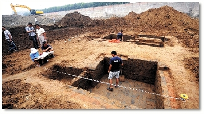 考古人员在进行挖掘工作。本报记者 杨天啸 摄