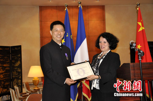 法国驻华大使白林女士(右)代表法兰西共和国政府，授予中国传媒大学教授、博士生导师刘昶先生法国文化教育骑士勋章。