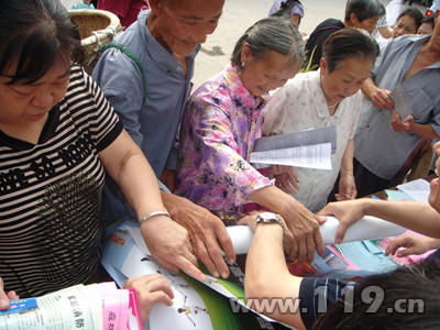 荣昌消防赶集 敲锣打鼓送安全为百姓安宁[图]