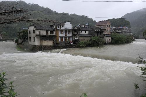 强降雨,山洪袭击皖南地区(组图)