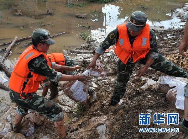 防汛抗洪第一线:激战塔山(组图)