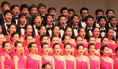 韶关学院音乐学院合唱团在高歌.