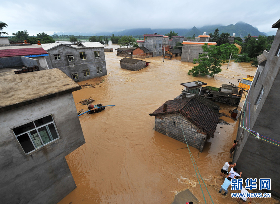南方九省区遭遇暴雨袭击 部分城市被洪水围困