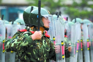 武警队员演练警棍盾牌术.