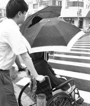 轨交乘客站台晕倒站务员推轮椅送医(图)