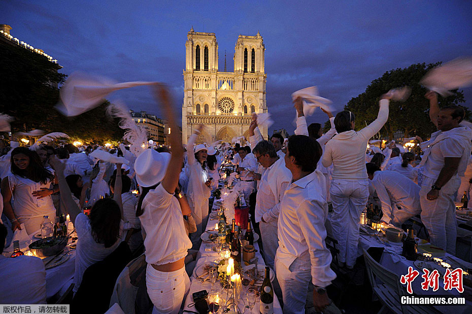 巴黎卢浮宫广场举行白色晚餐(组图)