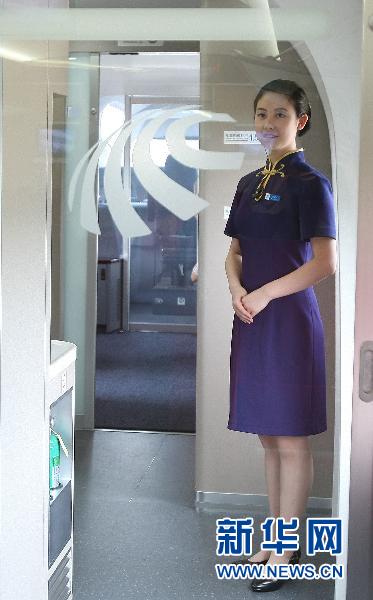 百名记者搭乘京沪高铁体验北京至上海的旅程(