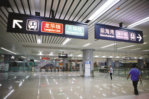 深圳地铁5号线环中线深圳北站大厅内宽敞明亮,气势恢弘.