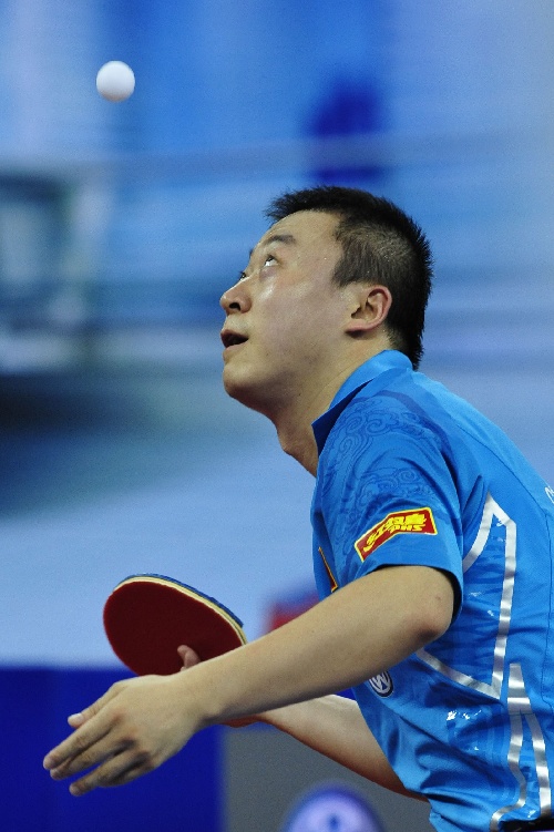图文:中国乒乓球公开赛男单 马琳发球瞬间-马琳