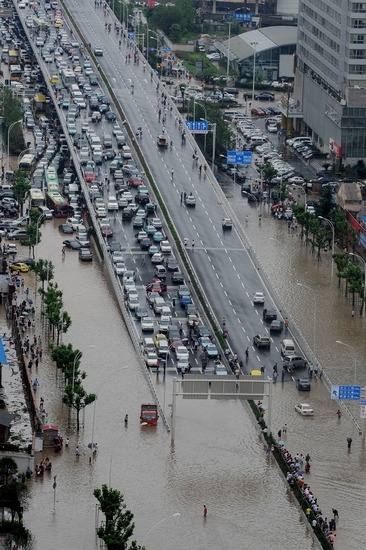 图为6月18日下午,武汉大道徐东下桥处严重积水. ic 图
