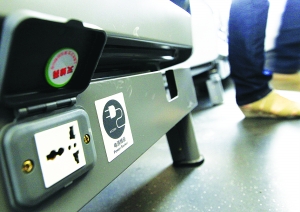京沪高铁列车crh380a动车组在每个座椅下面新增了电源插座,方便乘客