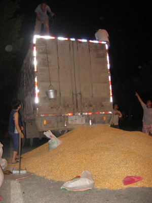 6月17日晚,在南宁江北大道南宁港附近,一辆满载玉米的货车因车厢门