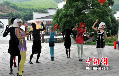 6月19日，美丽模特在江西宜春明月山景区进行“行为艺术秀”。