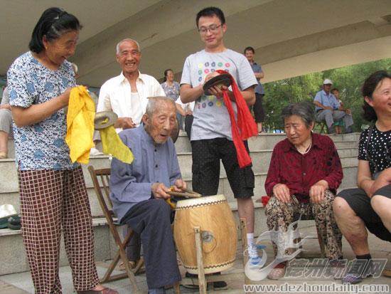 6月19日,儿媳李春双邀请了村里的锣鼓乐队,为杨德祥庆祝节日.