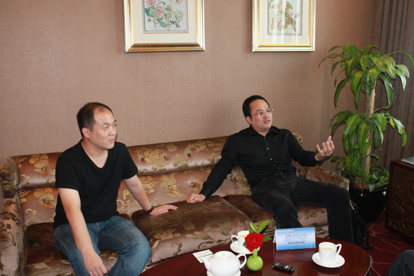 产品经理:李东博先生(左)和捷波资讯中国区总经理张睿凯先生(右)
