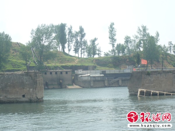 在鸭绿江上眺望朝鲜新义州的某海军基地