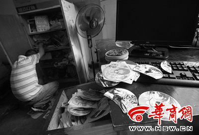 黄先生在女儿屋里翻出的有淫秽内容的动漫影碟 本报记者 赵航 摄