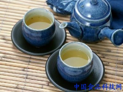 7，发烧时不宜饮茶。因为茶叶中所含茶碱能增高人体温度，使药物的降温作用大减以至消失。因此，发烧患者不宜饮茶。