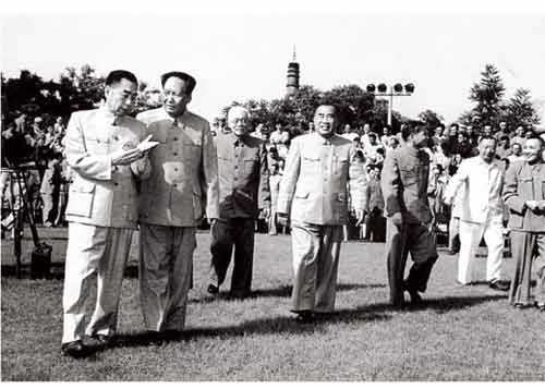 1956 年，毛澤東、周恩來等會見參加全國科學規劃委員會擴大會議的代表。會議討論製定了科學技術發展遠景規劃等問題