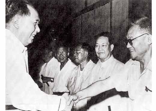  1957 年3 月6 日，中共中央在北京召开宣传工作会议，毛泽东指出知识分子90% 以上都是拥护社会主义的，他同时要求知识分子进行世界观的改造。会议期间，毛主席在接见了巴金（右一）和周信芳（右二）等人