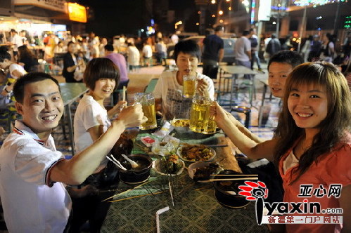 6月19日,七一星光夜市内,赵海兵(左一)和朋友在一起喝啤酒吃烧烤度过