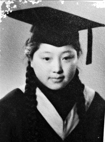 网友淘得的何泽慧院士1936年清华毕业照。