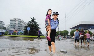 洪水无情人有情(图)