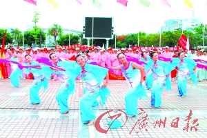 图为5月21日，深圳市万名老人迎大运体育健身展示活动现场。马雪筠 摄