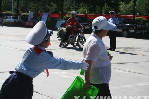 亚欧大陆中心--新疆塔城的少年交警队(组图)