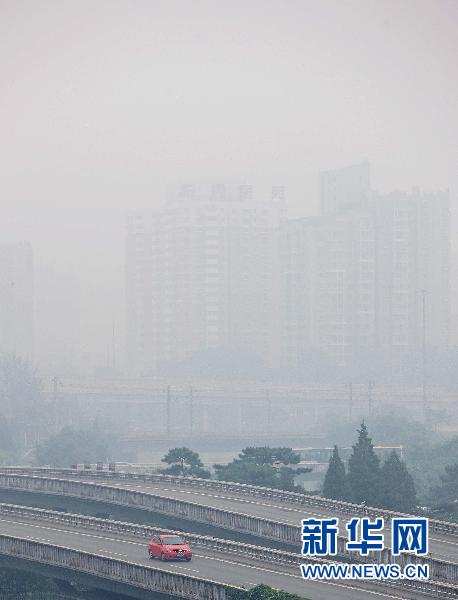 夏至北京遇阴霾闷热天气(组图)