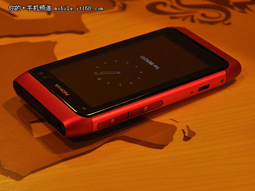 粉红金属Symbian^3 诺基亚N8粉色版图赏
