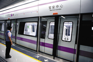 左图:地铁5号线经过宝安中心站。